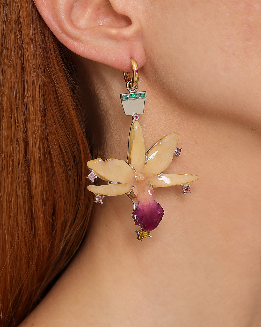 Pingente Orquídea Bege e Pedras