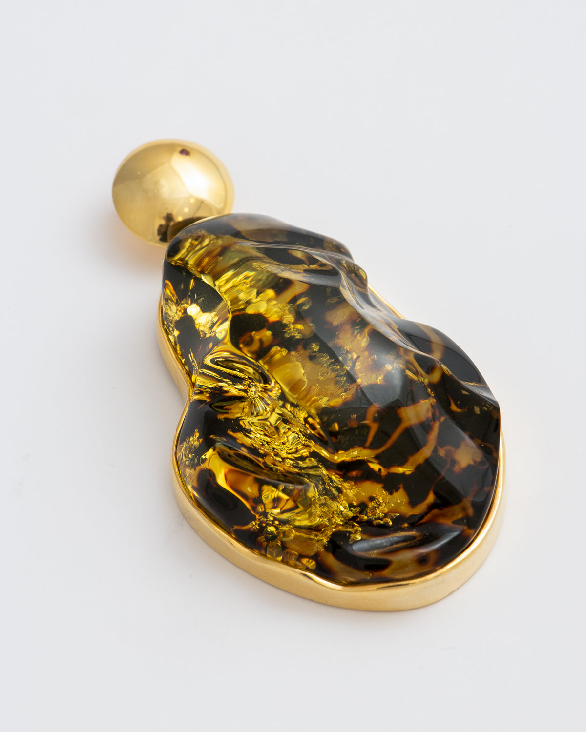 Pingente Âmbar Tartaruga Dourado