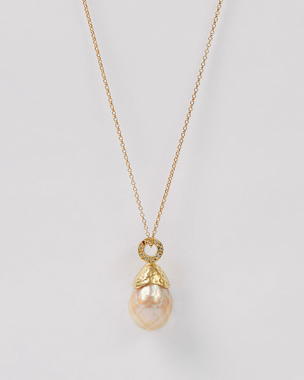 Pingente Pérola Off White Lapidada Oval e Diamantes