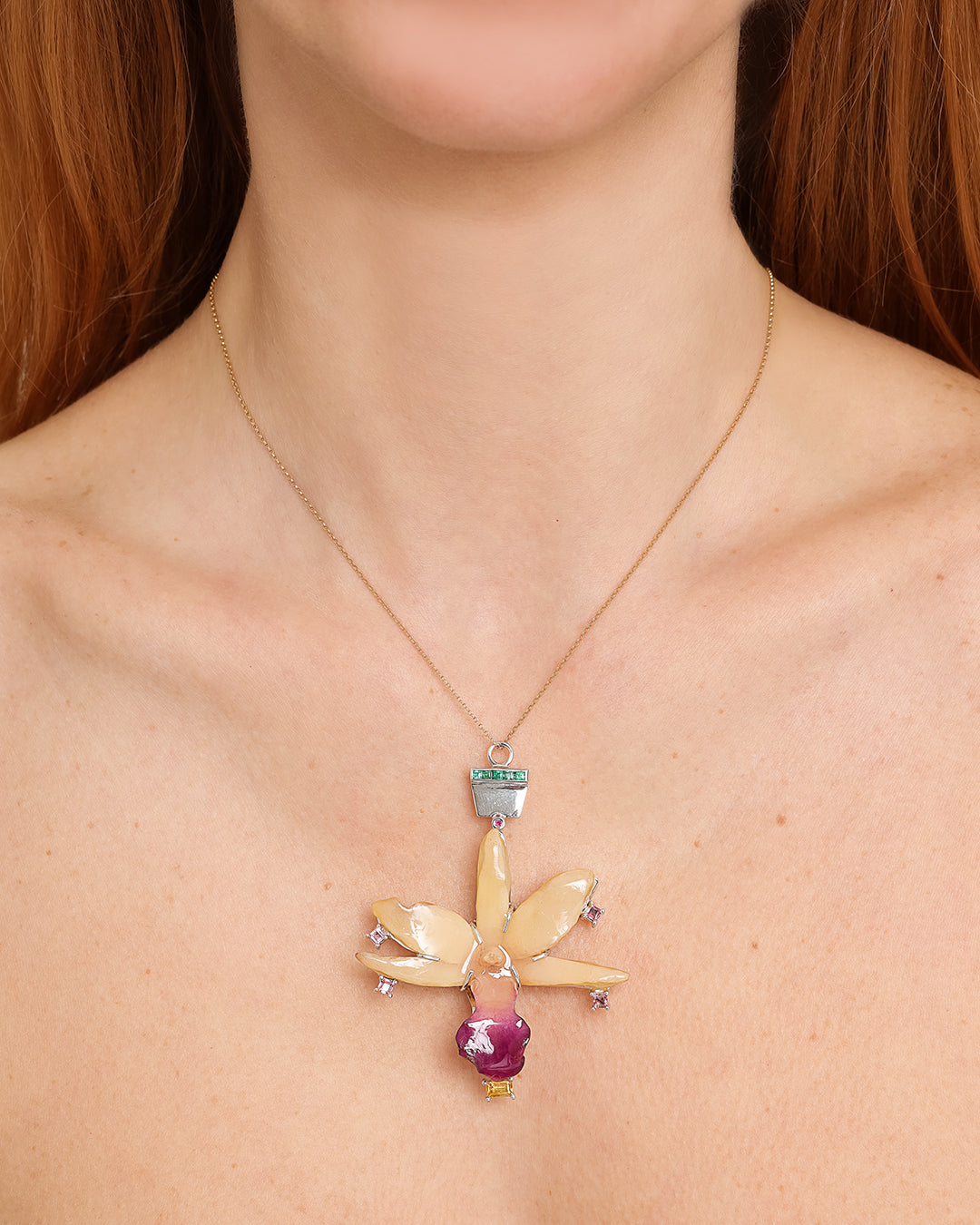 Pingente Orquídea Bege e Pedras