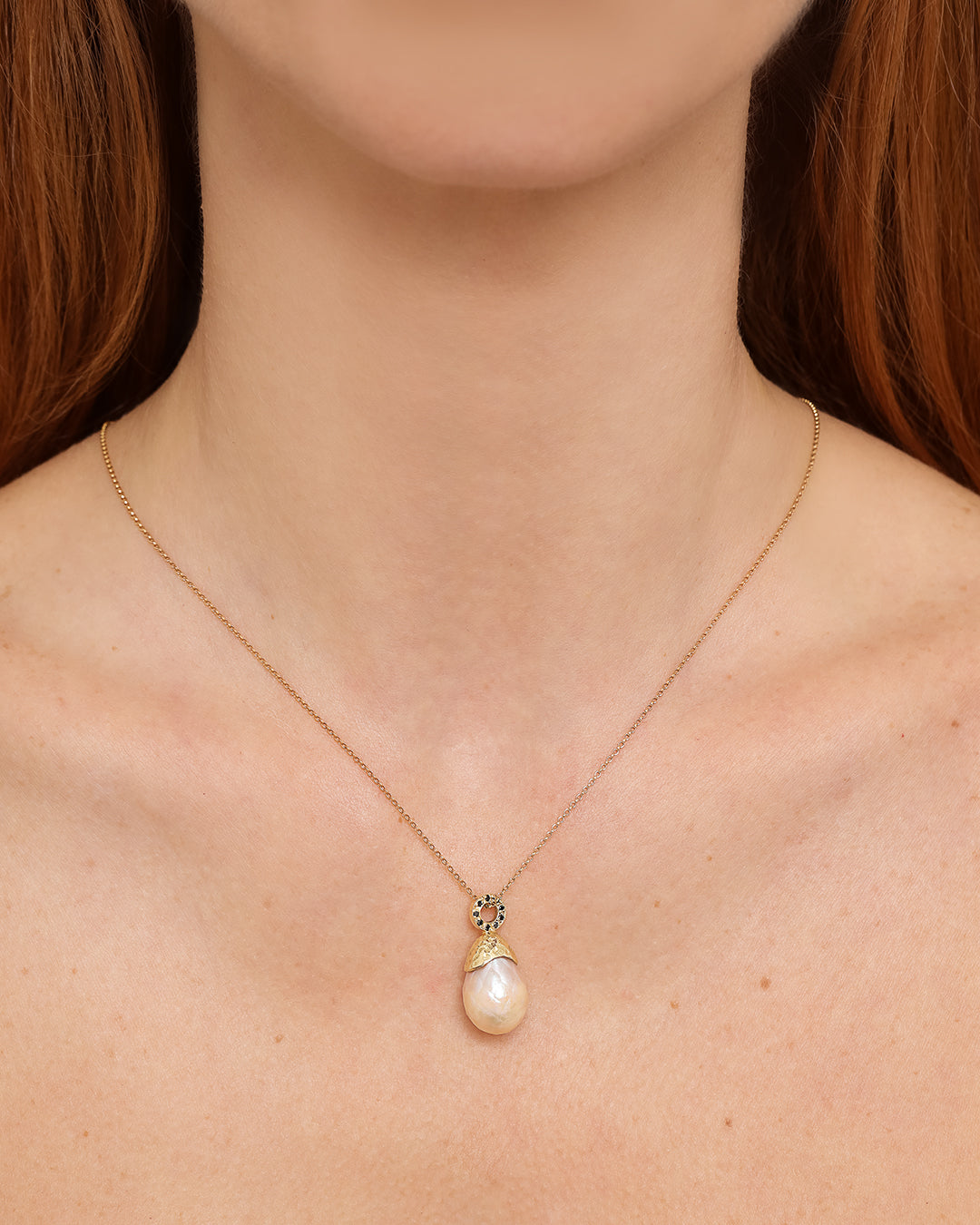 Pingente Pérola Off White Lapidada Oval e Diamantes