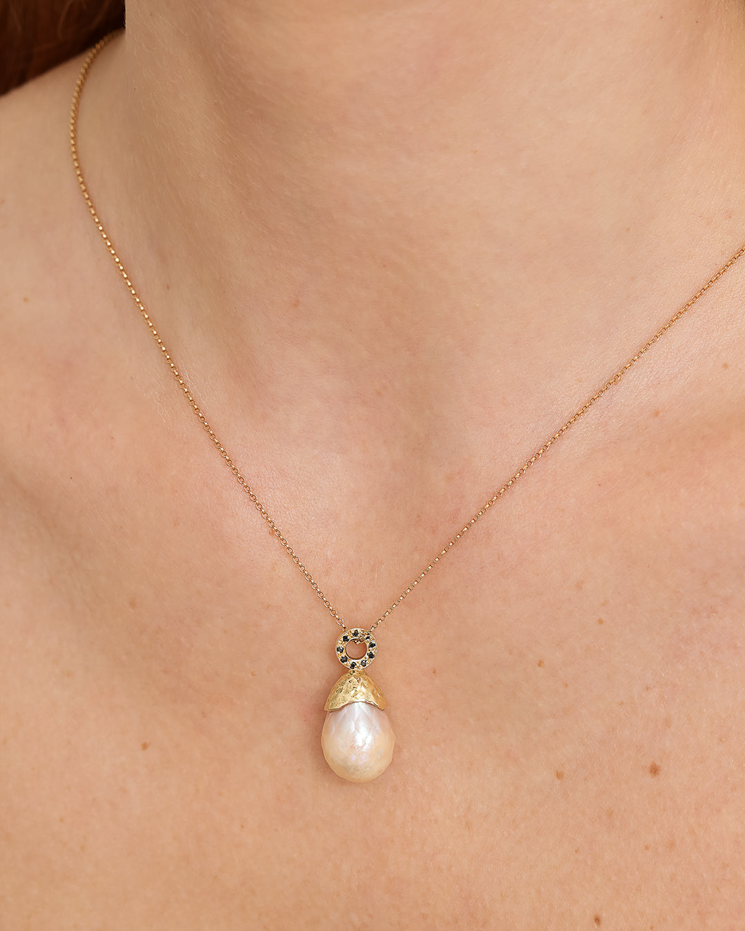 Pingente Pérola Off White Lapidada Oval e Diamantes