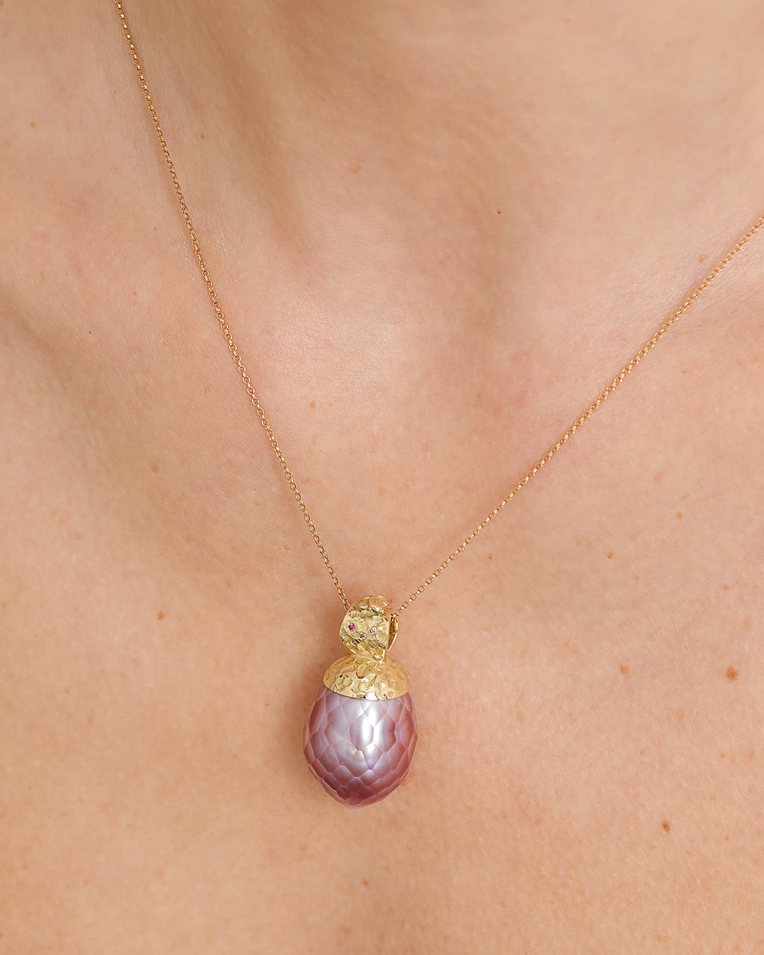 Pingente Pérola Lavanda Lapidada e Diamantes Brown