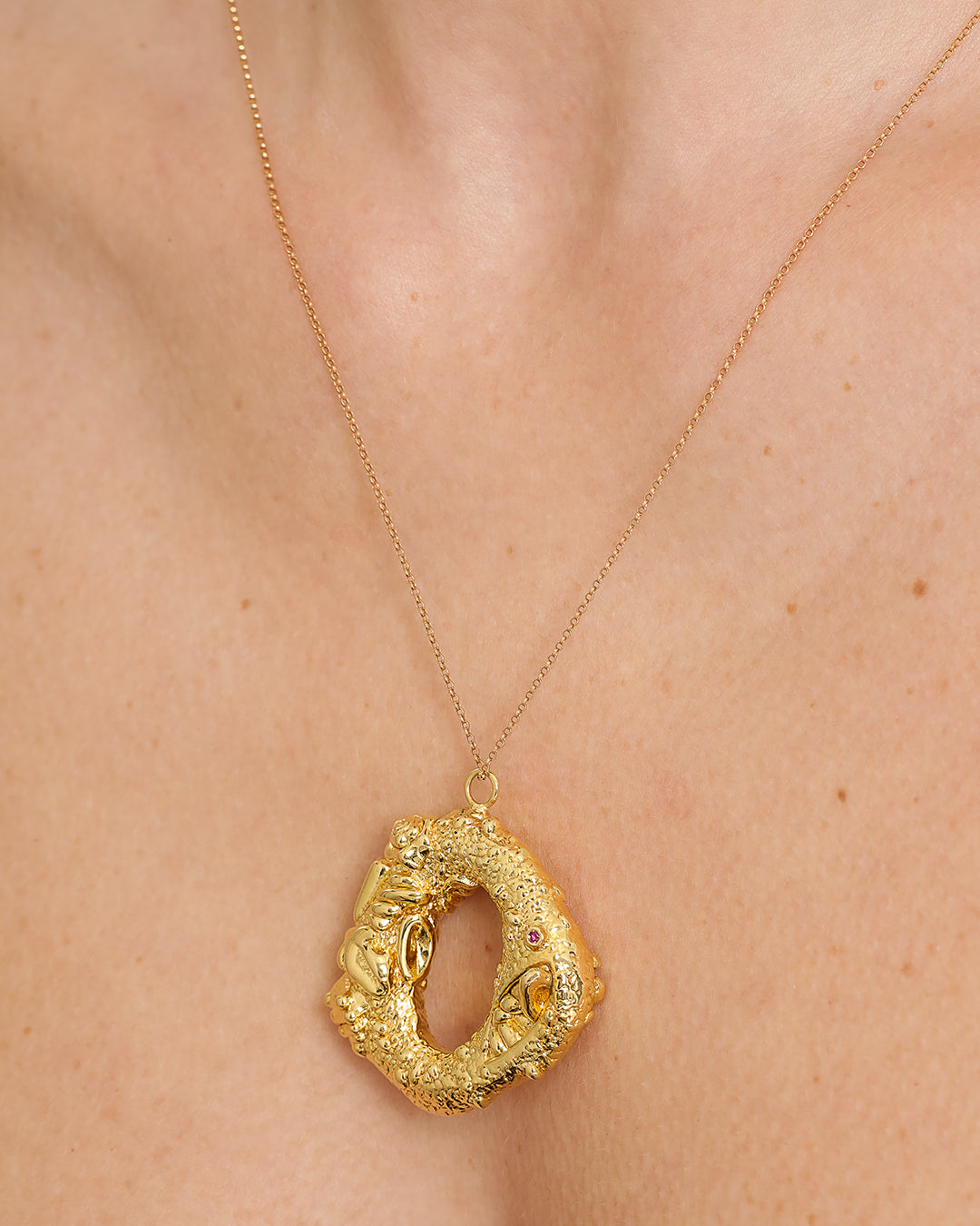 Pingente Areia e Conchas Dourado