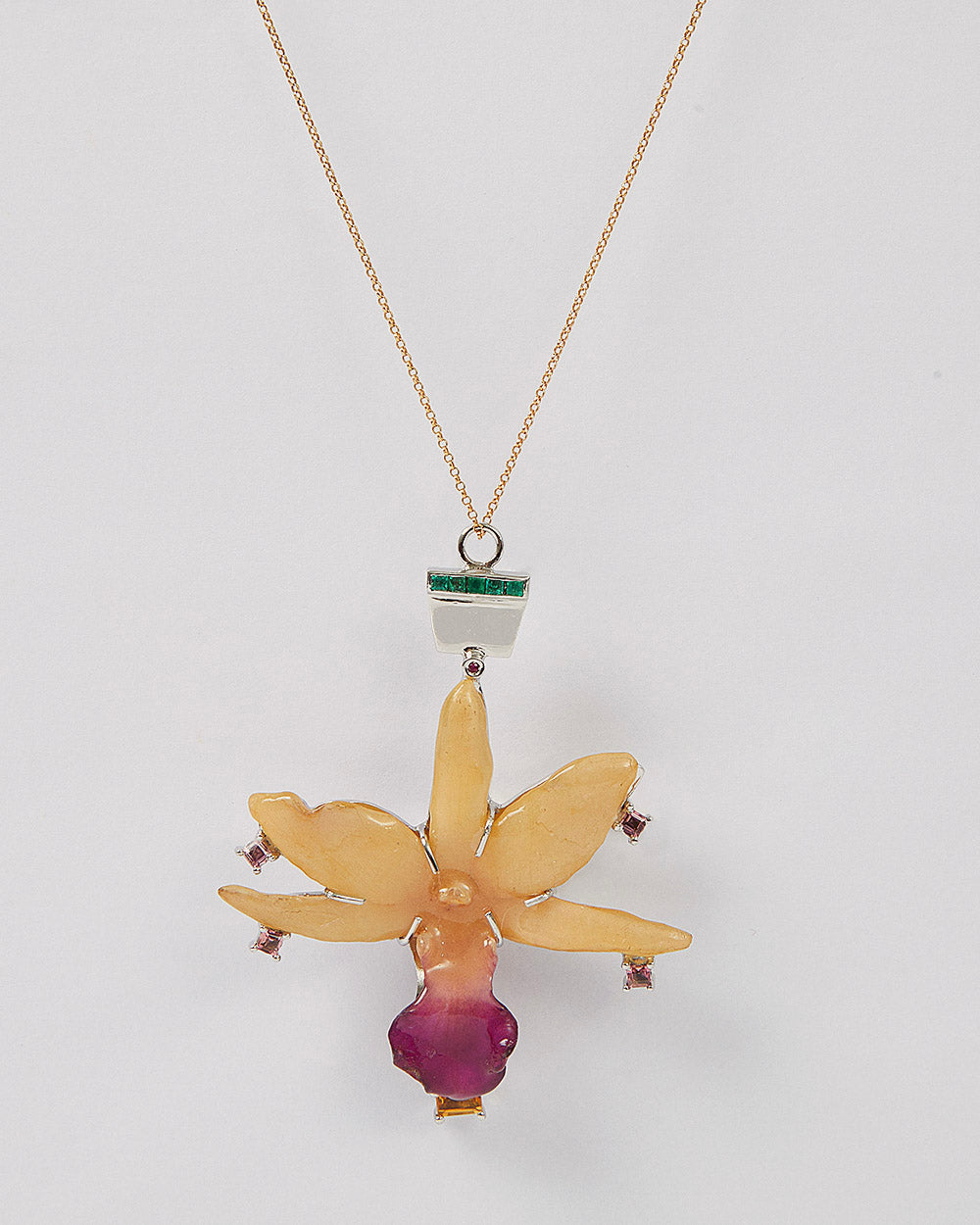 Pingente Orquídea Bege e Pedras