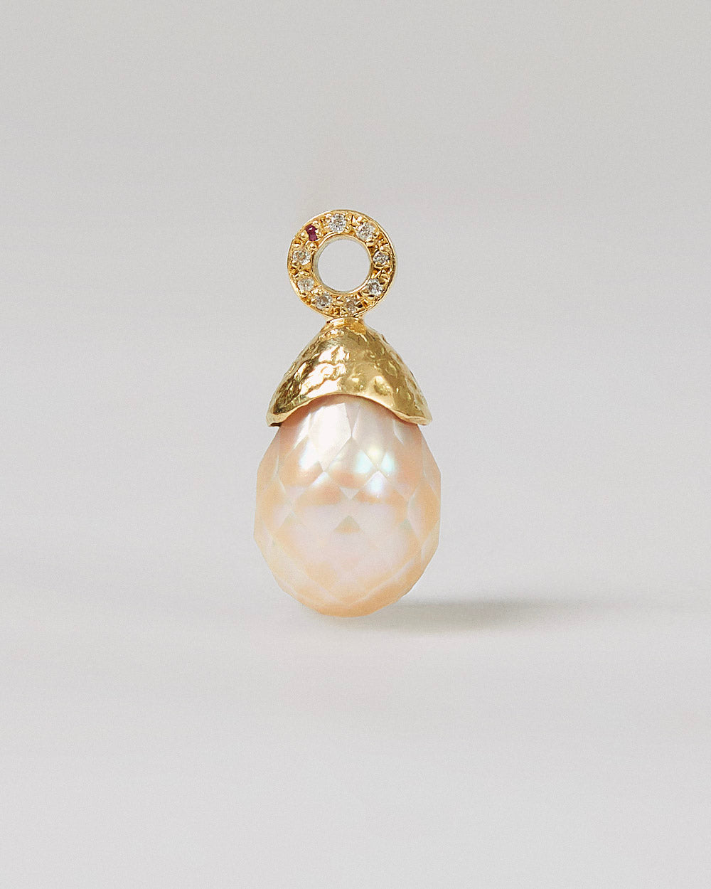 Pingente Pérola Off White Lapidada Oval e Diamantes
